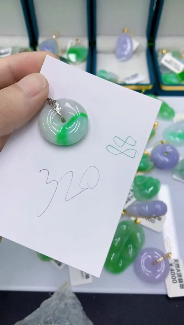 翡翠18K金镶嵌颈饰萌**梦翡翠