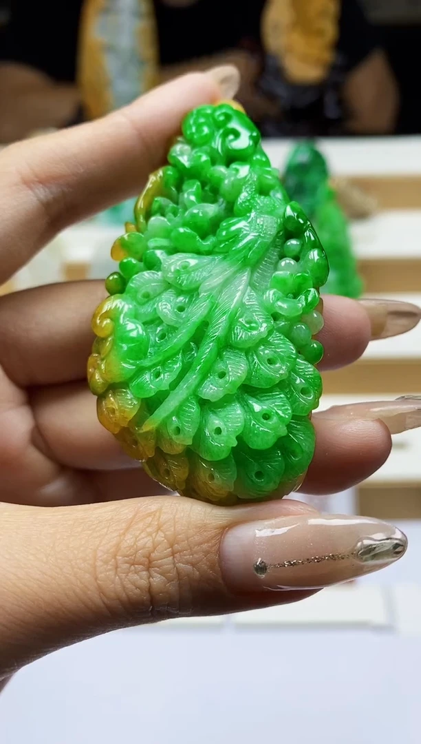 颈饰未镶嵌翡翠玫**星翡翠A货