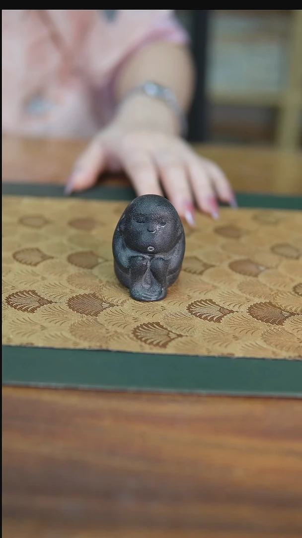 天然乌金石五不石猴-不动茶宠盖置手把件