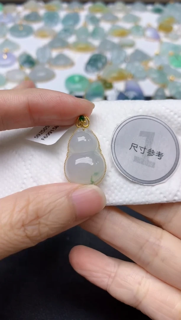 翡翠18K金镶嵌颈饰天然缅甸A货翡翠