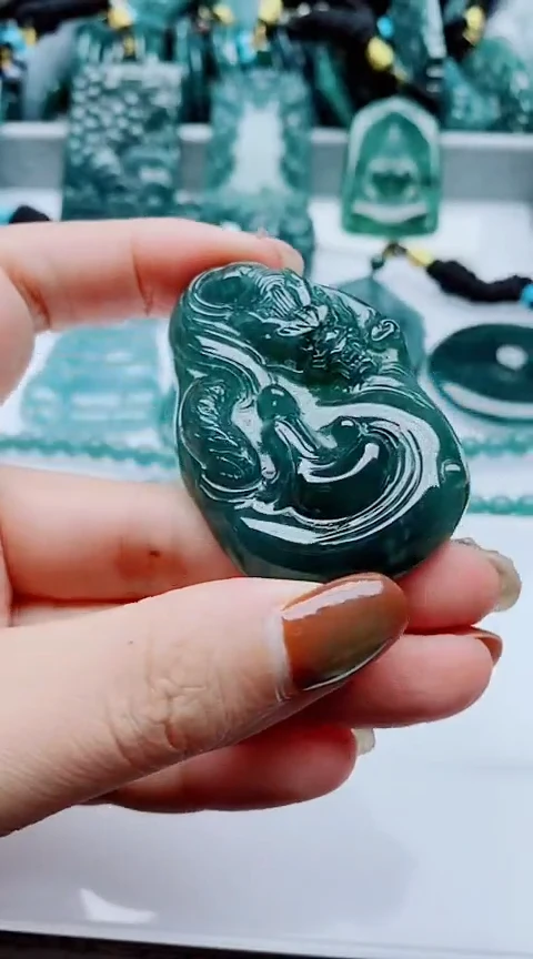 颈饰未镶嵌翡翠