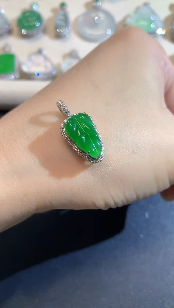 吊坠(不含链)18K金镶嵌翡翠A6 多样性发货一件