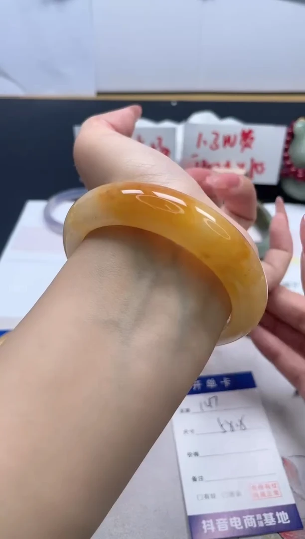 【闪购商品】石英质玉手镯未镶嵌147/58.8