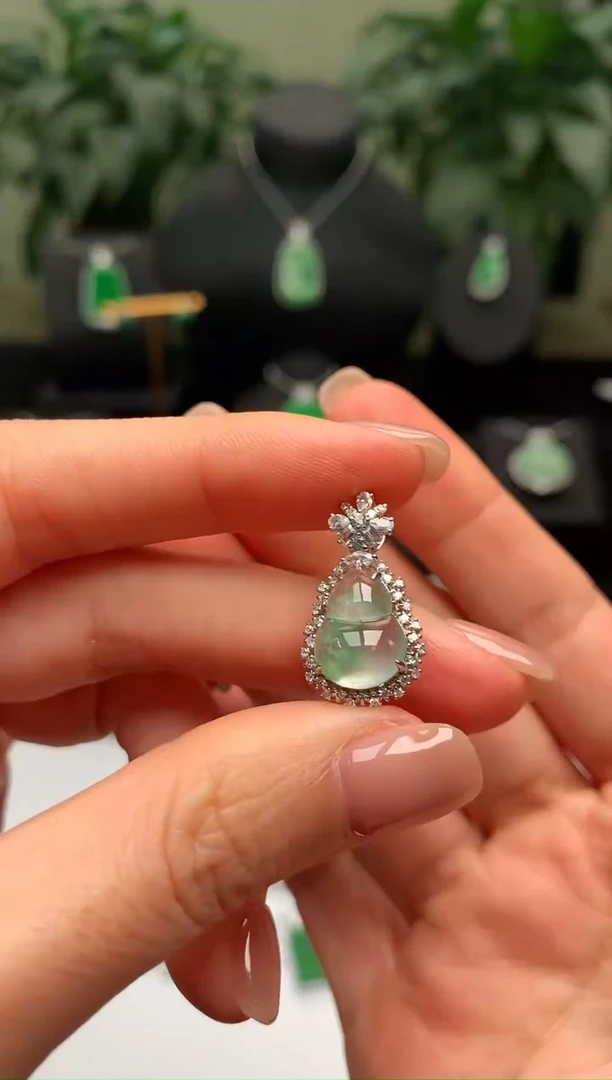 颈饰18K金镶嵌翡翠葫芦