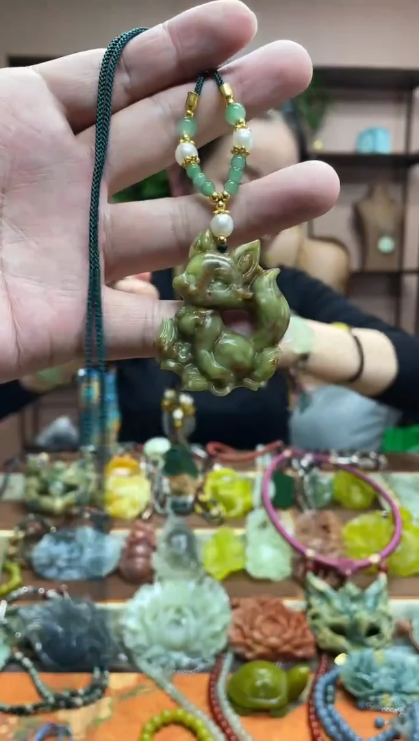 未镶嵌岫玉颈饰·