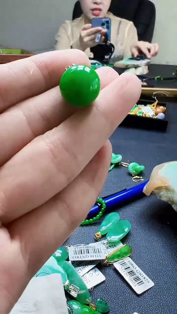 颈饰18K金镶嵌翡翠珠子