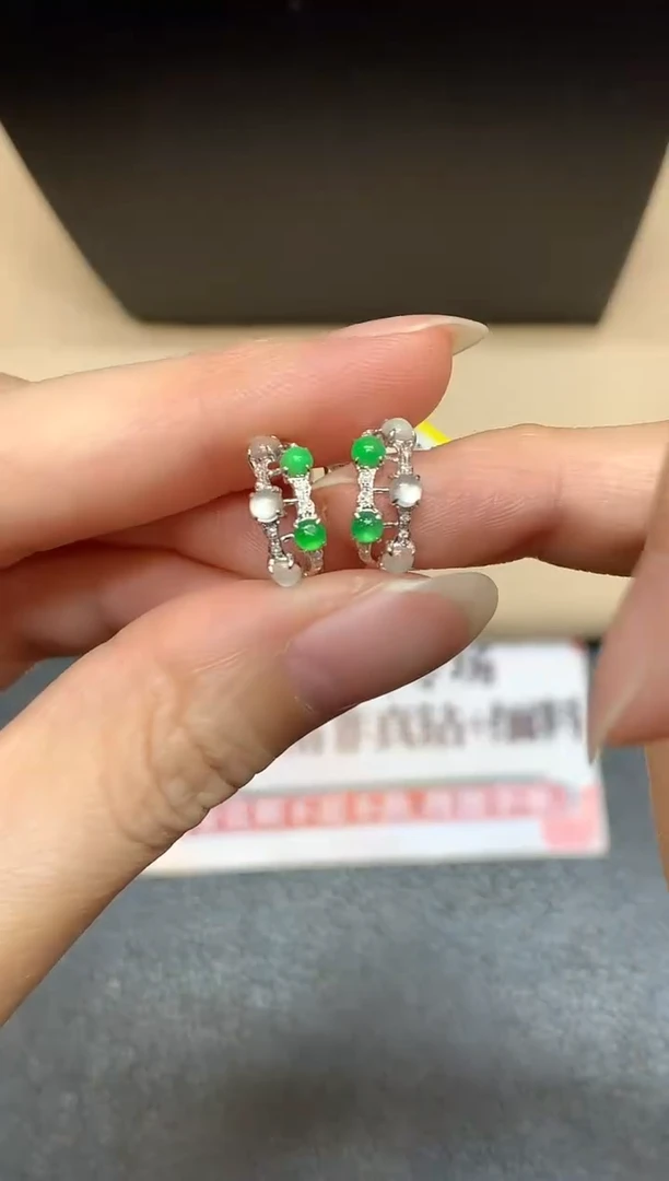 18K金镶嵌翡翠耳饰【无鉴赏期】蛋面【无服务费