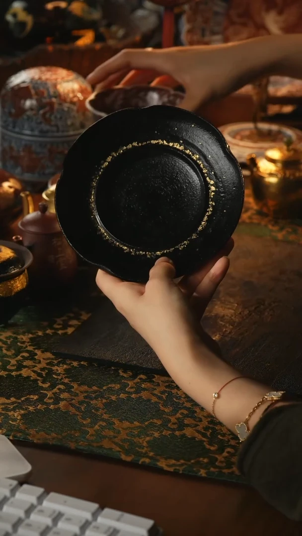 瓷片方寸造物花边壶承