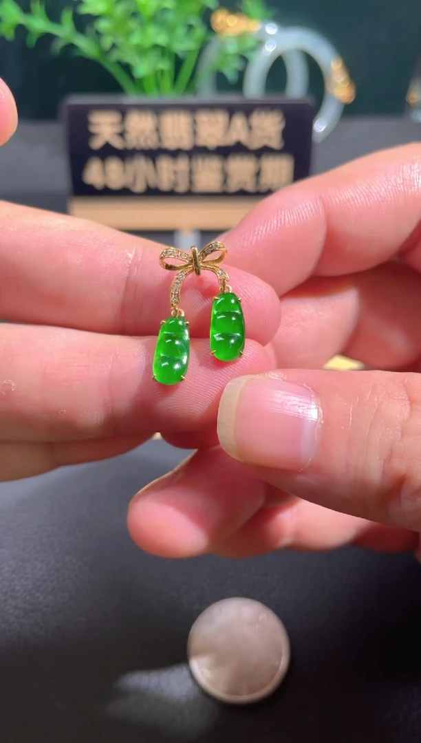 翡翠18K金镶嵌颈饰九*?翡翠