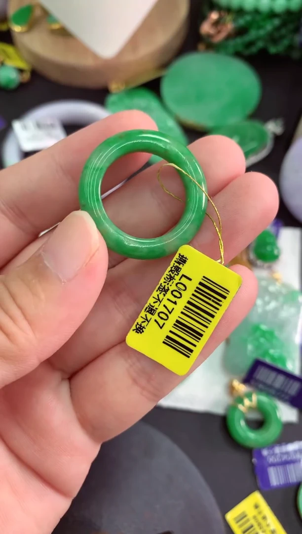 颈饰18K金镶嵌翡翠挂件