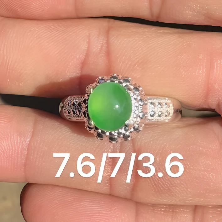 0114(小哪吒在源头)冰种翡翠果阳绿戒面干净肉细杠味荧光足M60