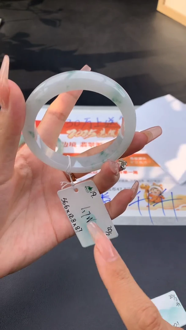 【闪购商品】翡翠手镯未镶嵌女神节#送礼#，下单联系客服核对地址~