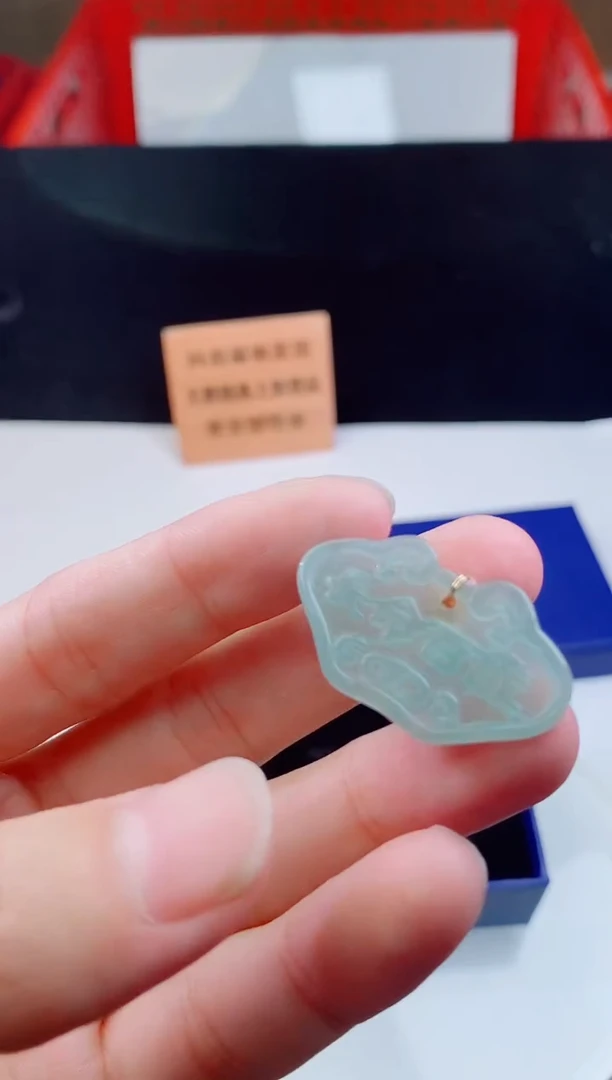 颈饰未镶嵌翡翠   `