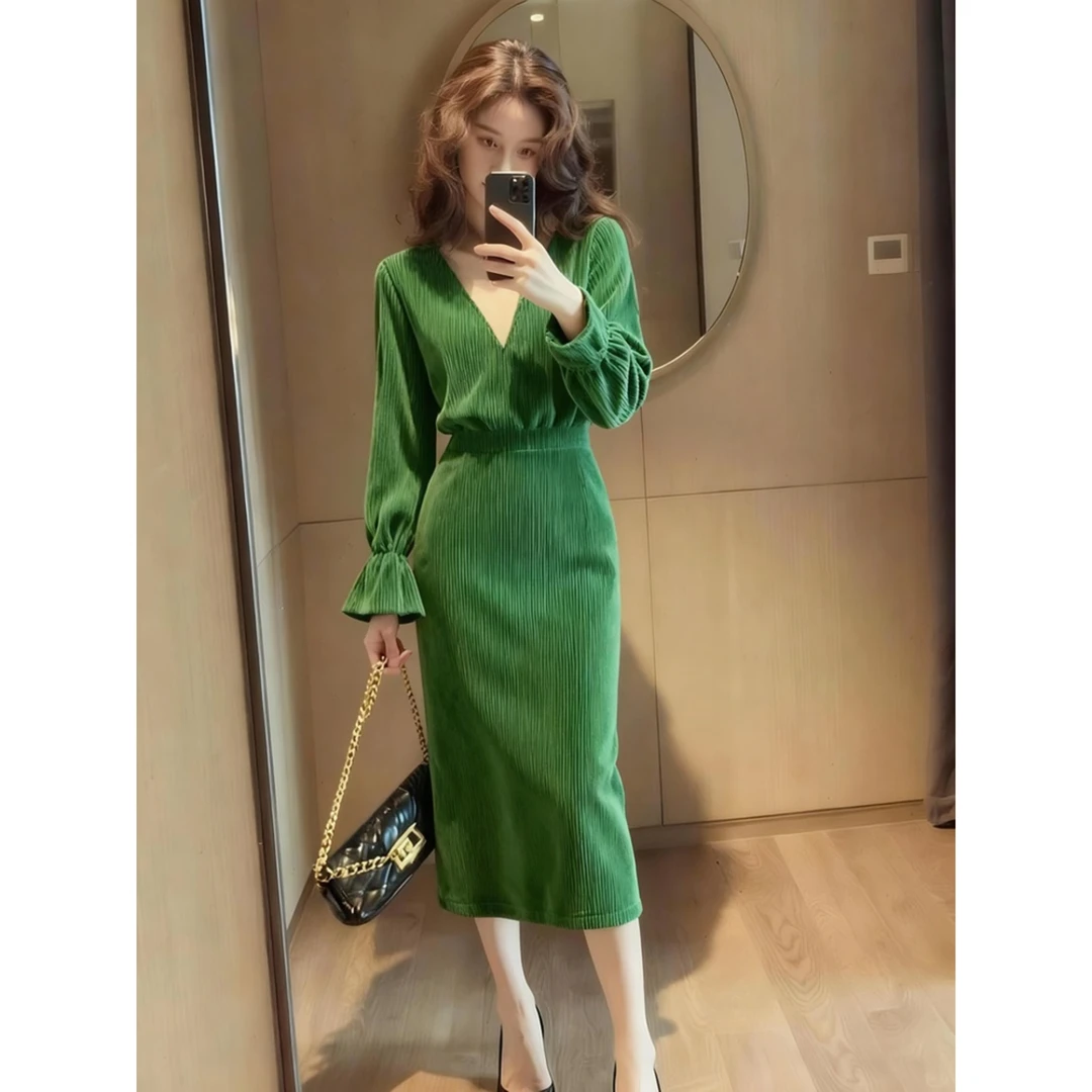 绿色喇叭袖V领女灯芯绒连衣裙冬富家千金miu系出席重要场合的裙子