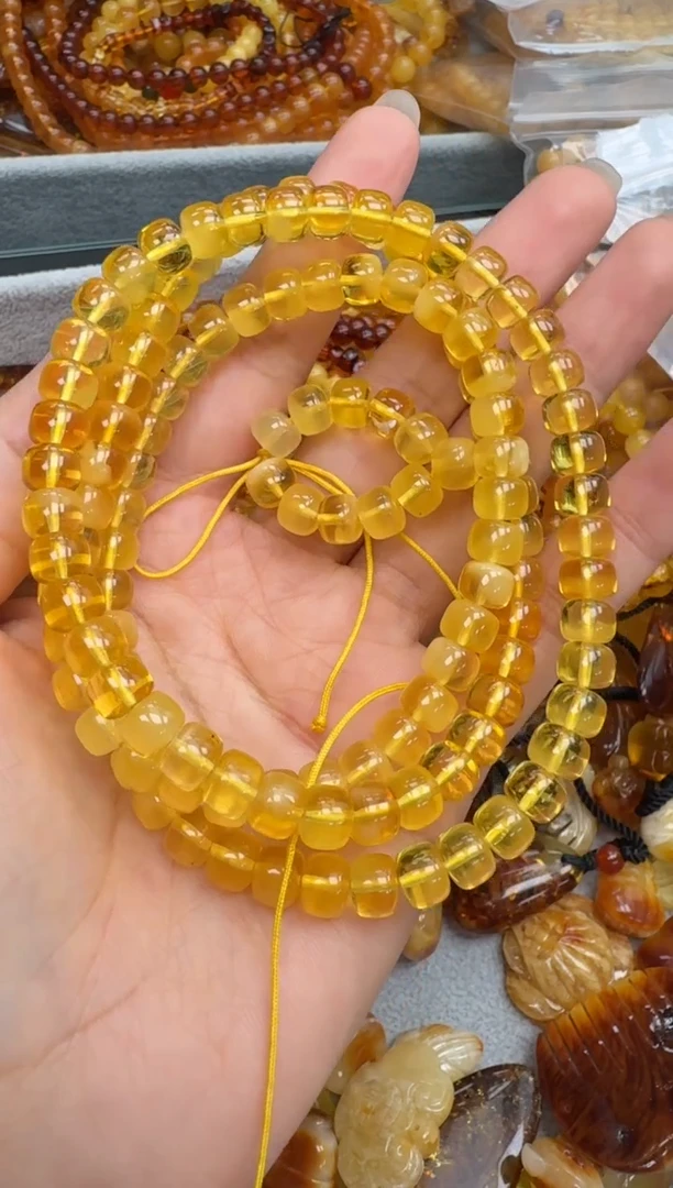 未镶嵌琥珀裸石如图