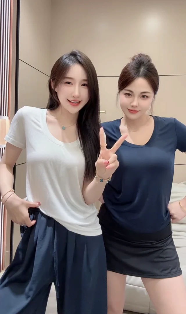 2025夏季新款简约时髦休闲百搭轻薄微透修身显瘦U领短袖T恤上衣女