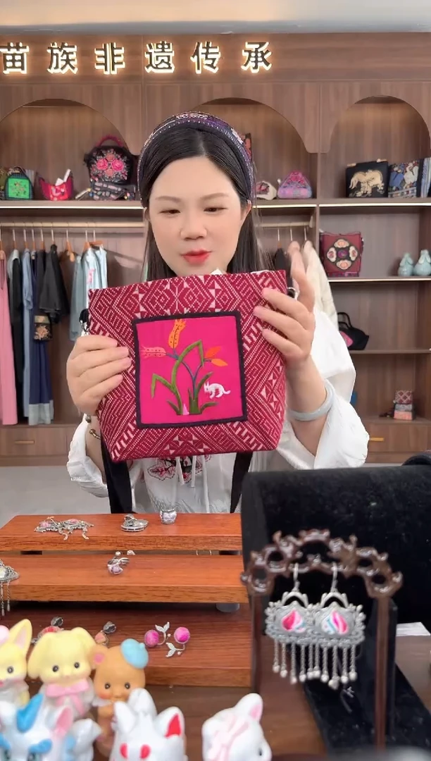 【闪购商品】织绣扶光苗绣传承L6