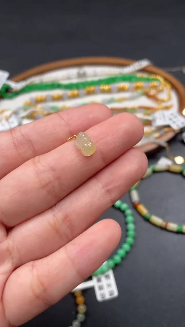 吊坠(不含链)18K金镶嵌翡翠一个  P129