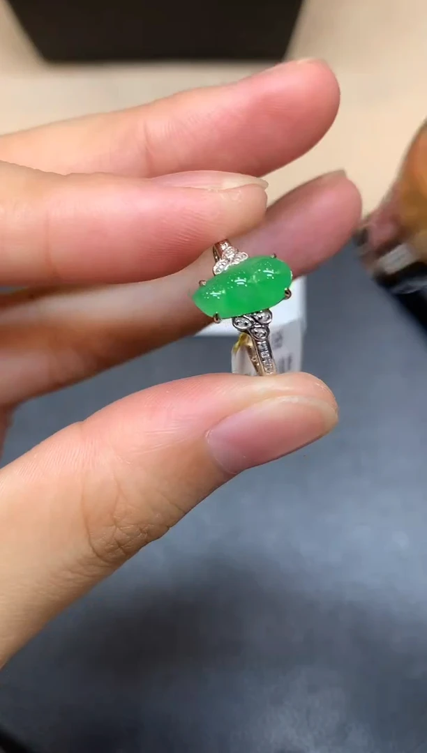 18K金镶嵌戒指翡翠福豆【无服务费