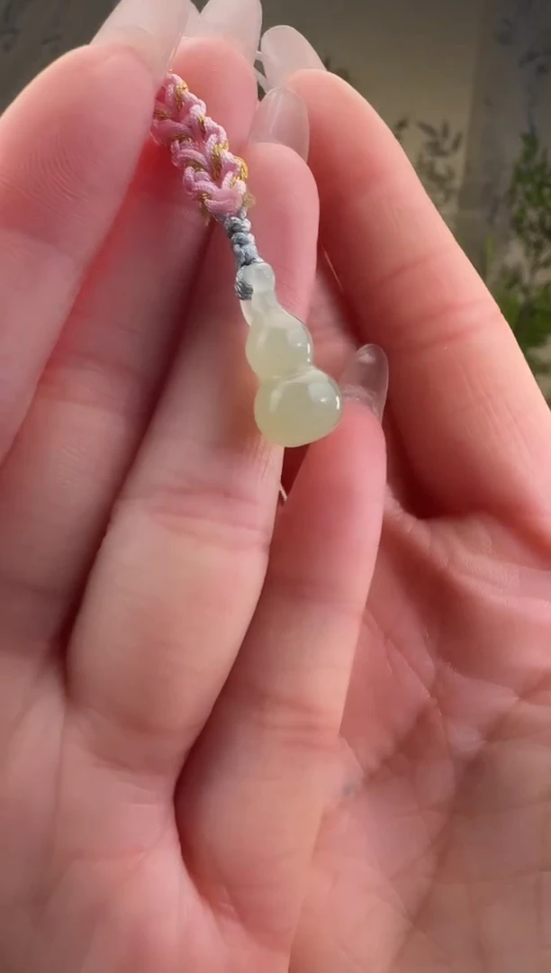 和田玉未镶嵌颈饰随型挂件  p