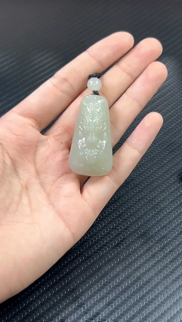 吊坠(赠链)未镶嵌和田玉且末微色差近矿