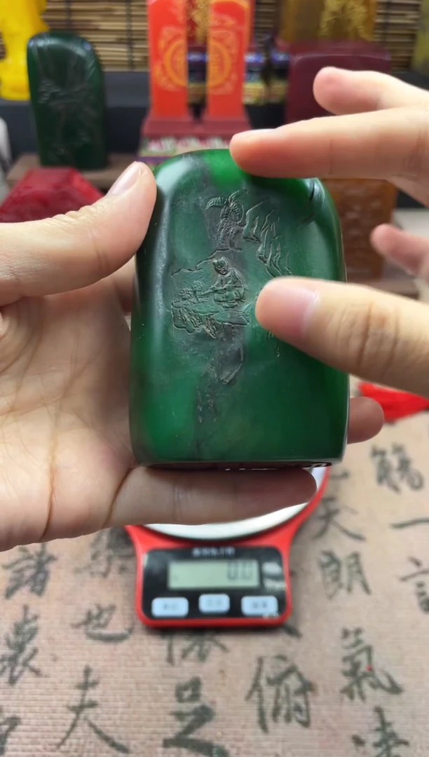 寿山石印石绝绿 薄意雕随型摆件 书禅