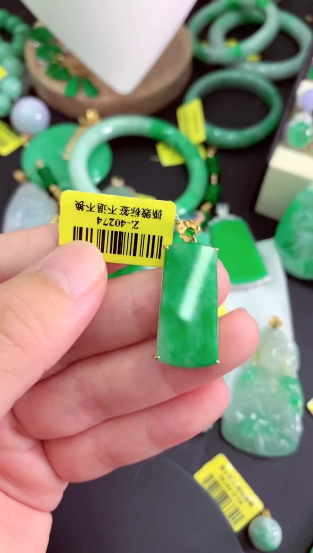 颈饰18K金镶嵌翡翠挂件