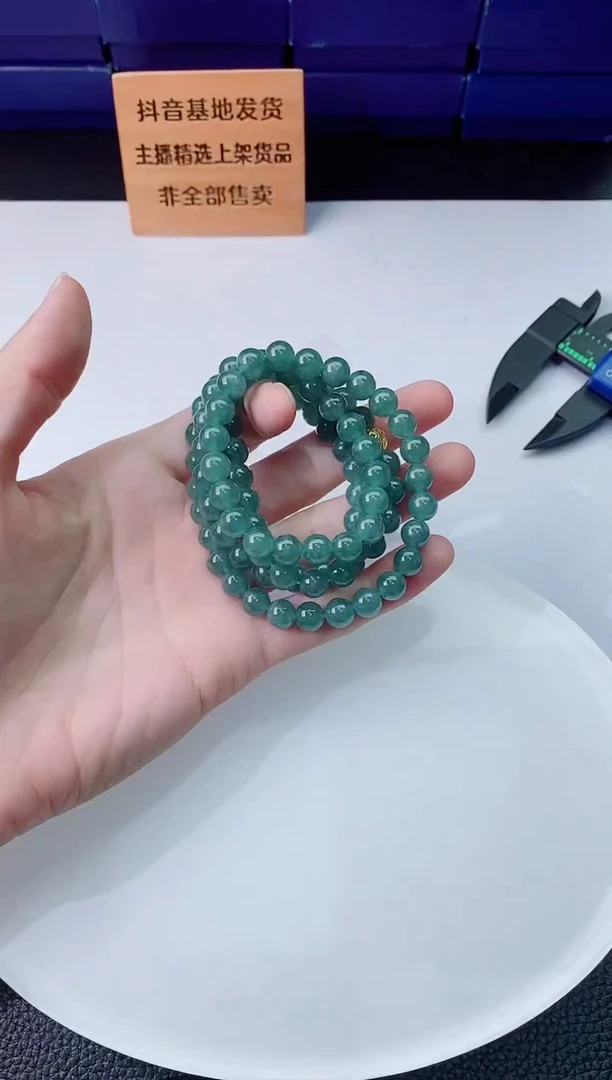 翡翠未镶嵌颈饰  `