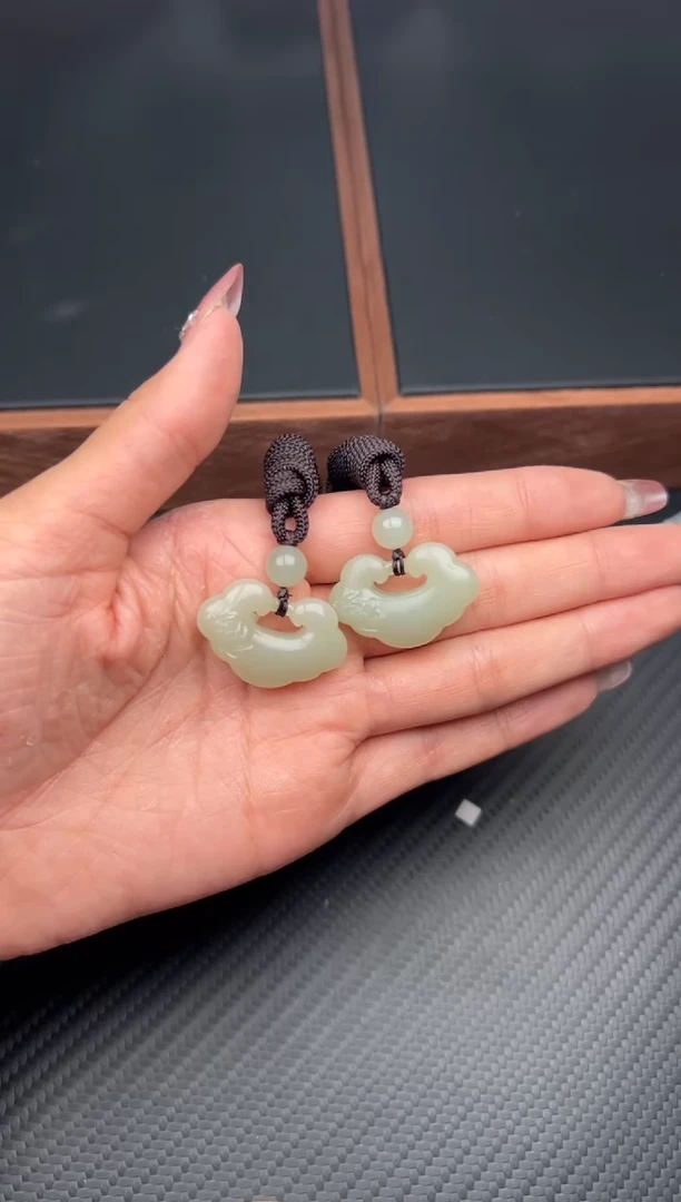 吊坠(赠链)未镶嵌和田玉且末微色差近矿JK多样性发货拍一发一