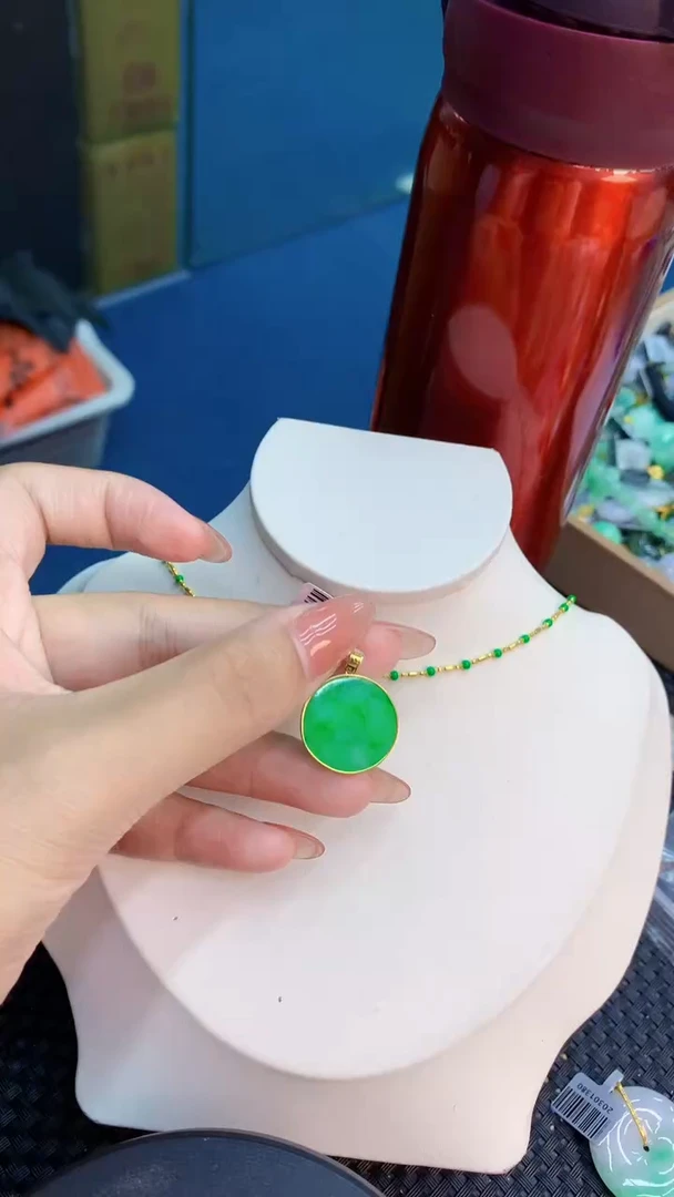 翡翠18K金镶嵌颈饰           1