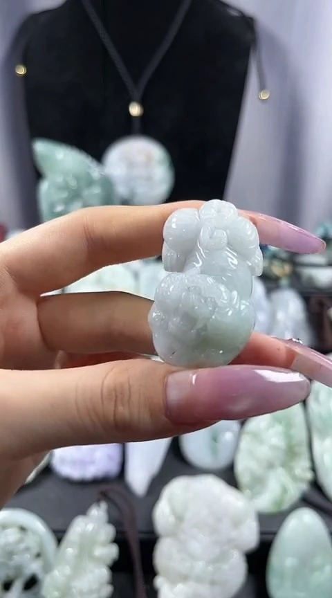 翡翠未镶嵌颈饰小老虎