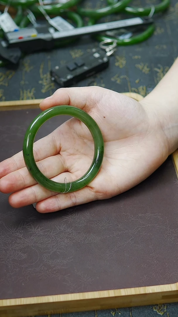 未镶嵌手镯和田玉55圈口胖圆条冰阳辣绿