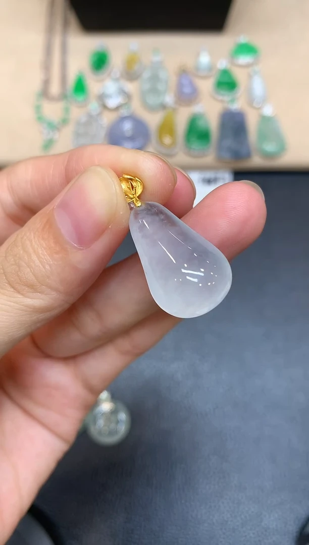 颈饰18K金镶嵌翡翠福瓜【无服务费