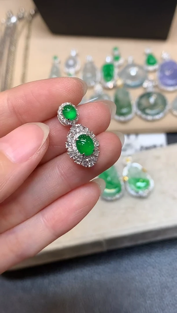 颈饰18K金镶嵌翡翠蛋面【无服务费