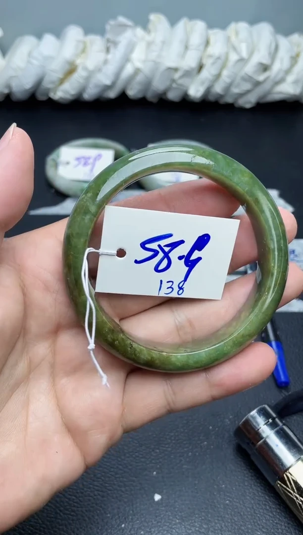 翡翠手镯未镶嵌138