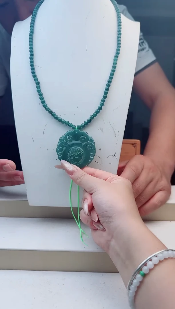 颈饰未镶嵌翡翠多样性发其中一