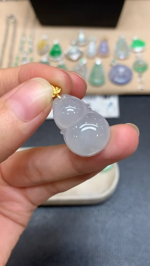 颈饰18K金镶嵌翡翠葫芦【无服务费