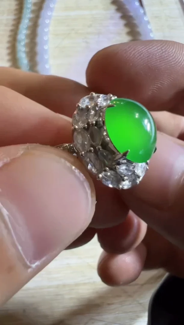 18K金镶嵌定制翡翠翡翠戒指