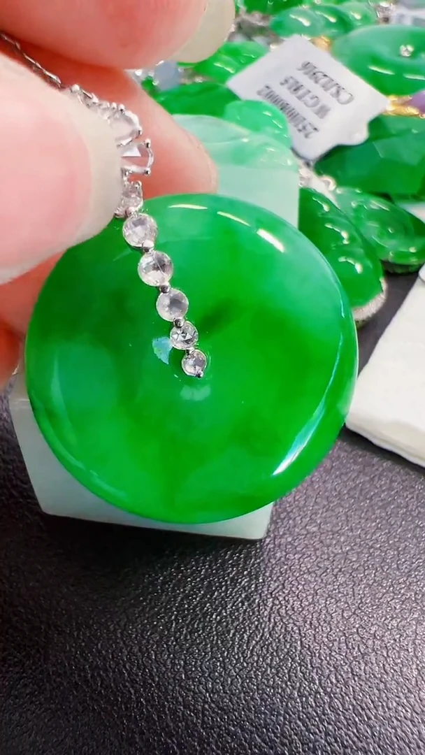 颈饰18K金镶嵌翡翠扣