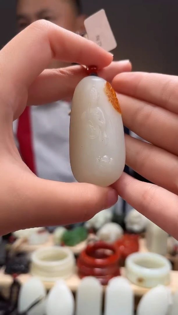 颈饰未镶嵌和田玉吊坠