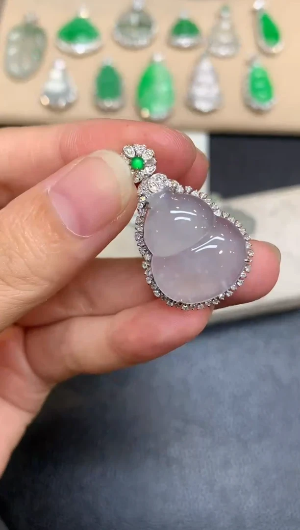 颈饰18K金镶嵌翡翠葫芦【无服务费