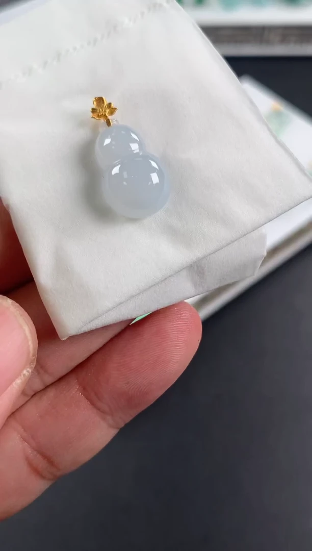 颈饰18K金镶嵌翡翠小*?翡翠