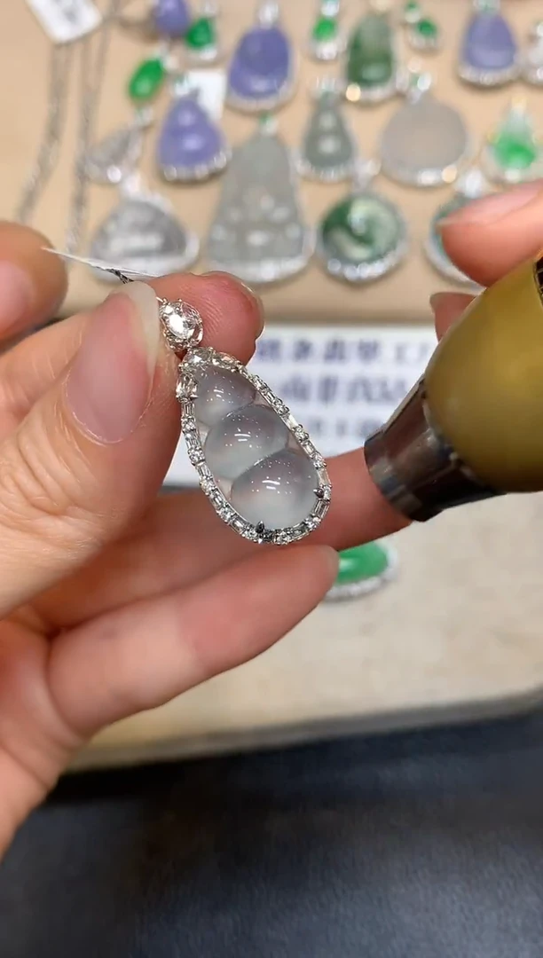 颈饰18K金镶嵌翡翠福豆【无服务费