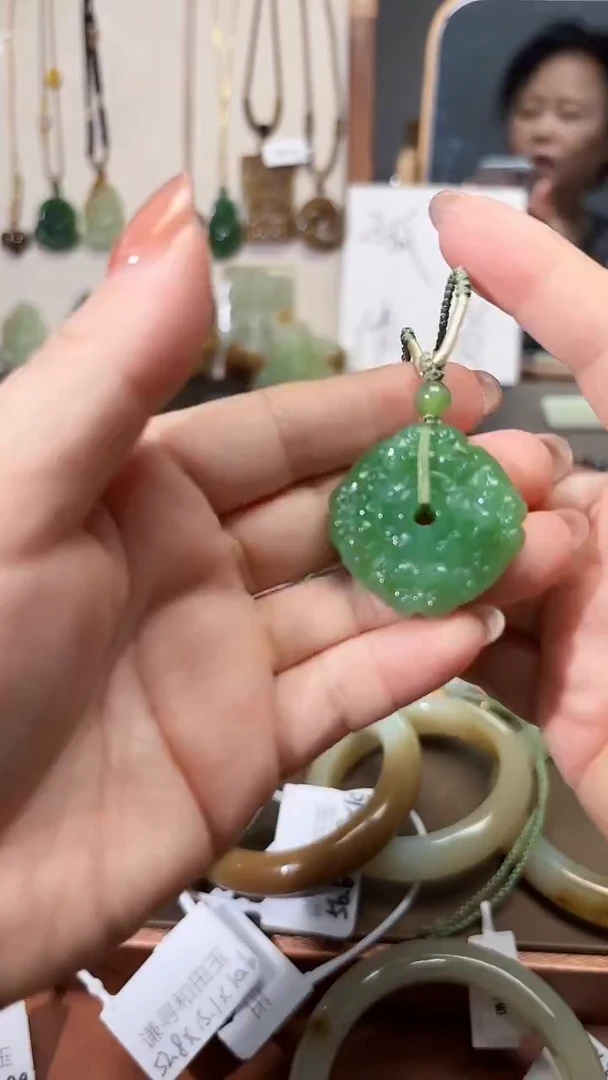 颈饰未镶嵌和田玉（碧玉）1