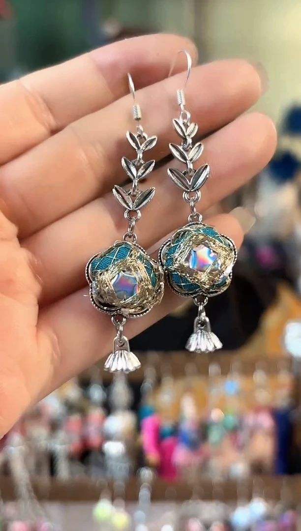 彩云南阁非遗老绣饰品241