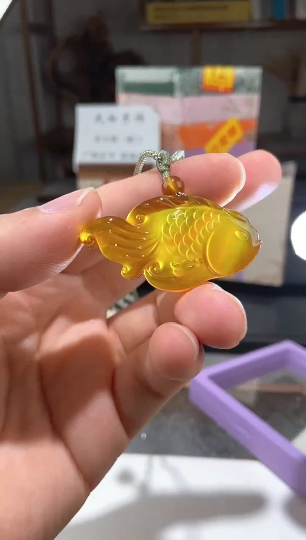 琥珀颈饰未镶嵌金棕珀小金鱼