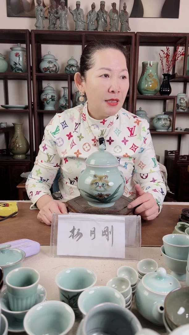 釉中彩 猫画 盖罐L