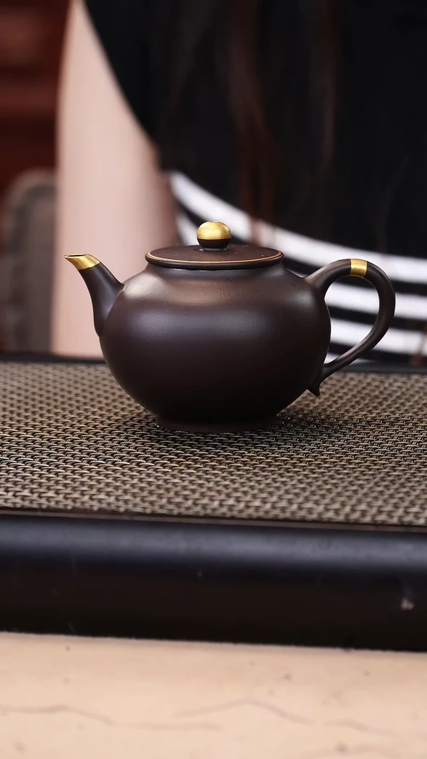 茶壶紫砂四号井茄皮紫泥描金宫灯150cc