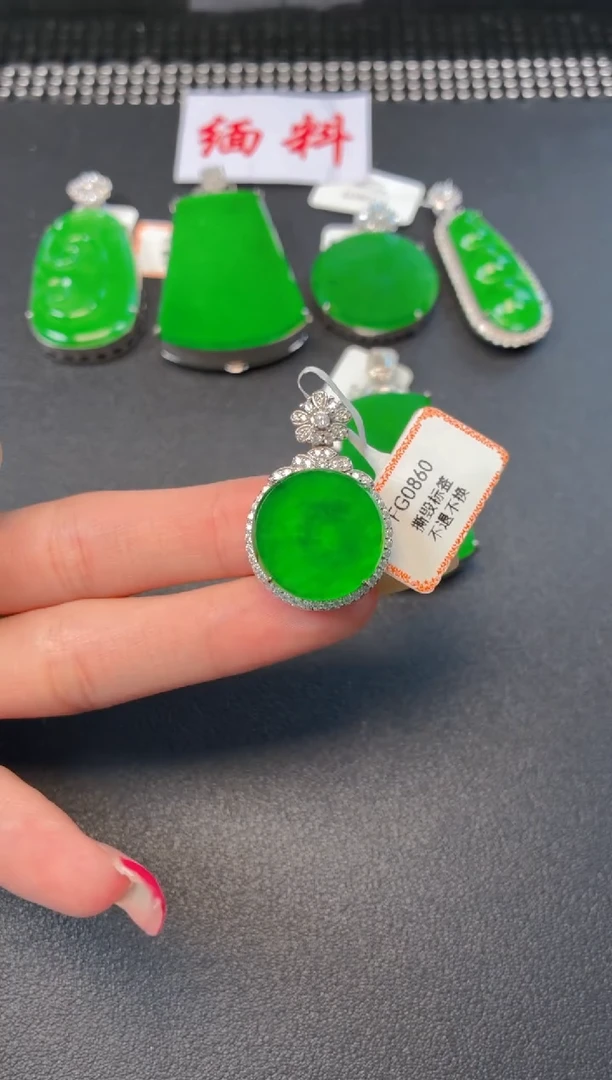 颈饰银S925镶嵌翡翠吊坠
