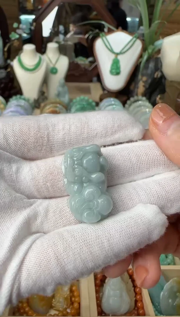 颈饰未镶嵌翡翠吊坠